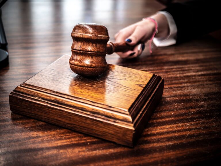 Fost judecător, condamnat la 8 ani și 3 luni de închisoare pentru escrocherie și fals în declarații
