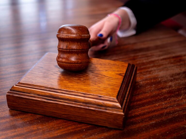 Fostă judecătoare, condamnată la 8 ani și 3 luni de închisoare pentru escrocherie și fals în declarații